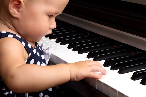 Bebê menina tocando piano — Fotografia de Stock