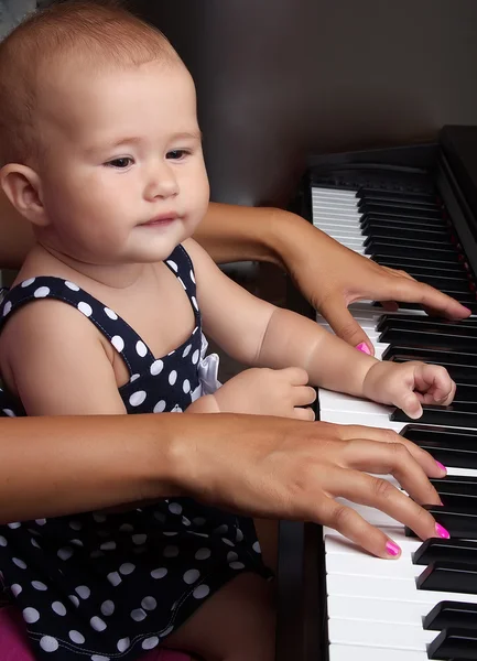 Meisje van de baby piano spelen — Stockfoto