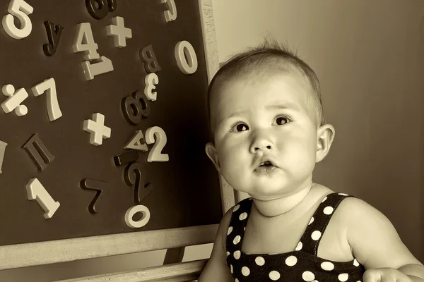 Vicces baba lány játszik betűk — Stock Fotó