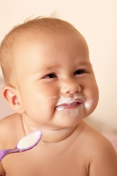 Mother feeding baby — Stock Photo, Image