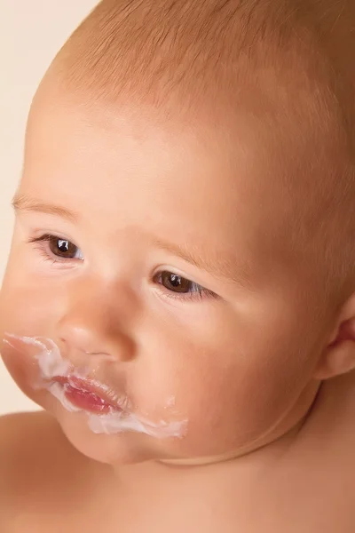 Mother feeding baby — Stock Photo, Image