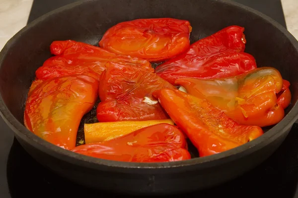 Roasted red bell peppers in a round pan. — Stock Photo, Image