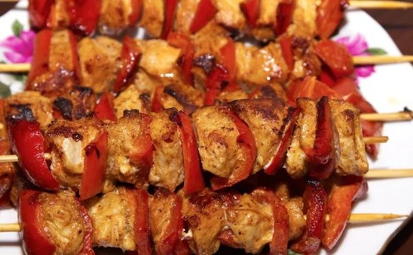 Chicken and vegetable kabobs. — Stock Photo, Image