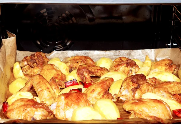 Chicken with potatoes baked in the oven — Stock Photo, Image