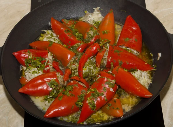Смажений червоний болгарський перець на круглій сковороді . — стокове фото