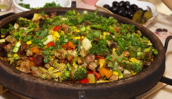 सब्जियों के साथ मांस का बल्गेरियाई राष्ट्रीय व्यंजन — स्टॉक फ़ोटो, इमेज