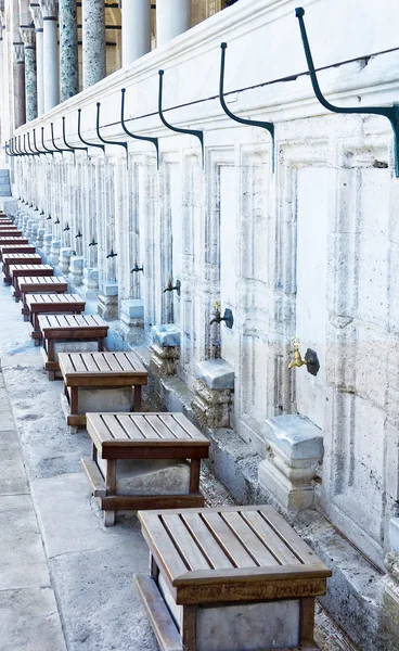 Grifos fuera de la mezquita para la purificación ritual — Foto de Stock