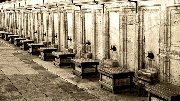 Wasserhähne vor Moschee zur rituellen Reinigung — Stockfoto
