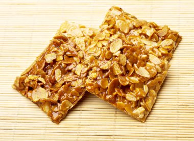 şeker şurubu içinde badem