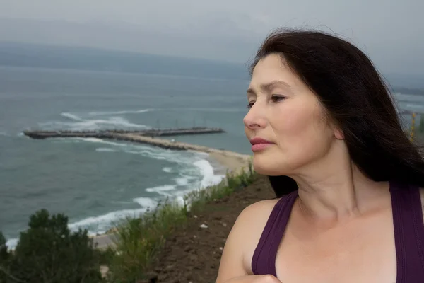 海の近くの女性 — ストック写真