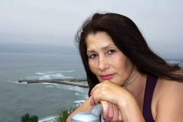 Kvinna nära havet — Stockfoto