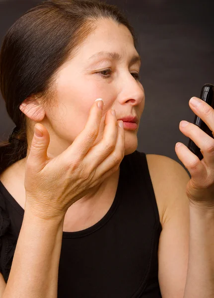 Porträt einer schönen reifen asiatischen Frau — Stockfoto