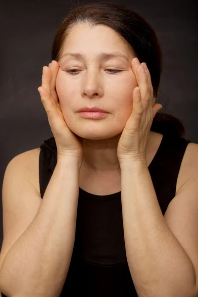 Retrato de uma bela mulher asiática madura — Fotografia de Stock