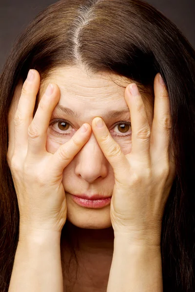 Retrato de una hermosa mujer asiática madura — Foto de Stock