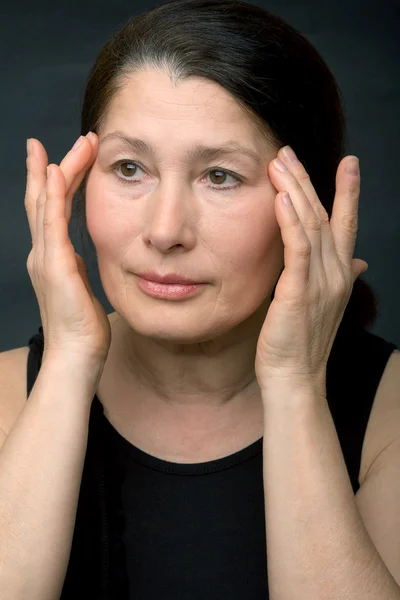 Porträt einer schönen reifen asiatischen Frau — Stockfoto