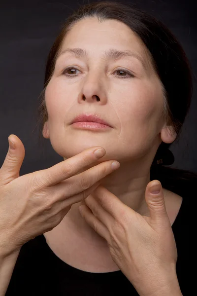 Portrait of a Beautiful Mature Asian Woman — Stock Photo, Image