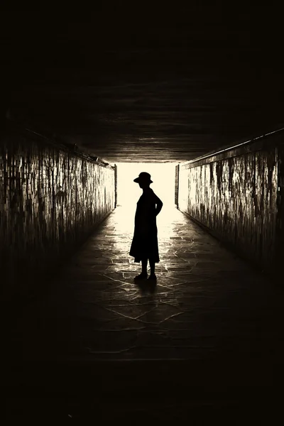 Silhouet van de vrouw in een tunnel. — Stockfoto