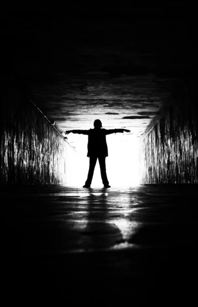 Silueta de mujer en un túnel . — Foto de Stock