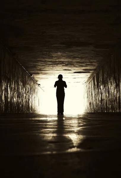 Silueta de mujer en un túnel . — Foto de Stock