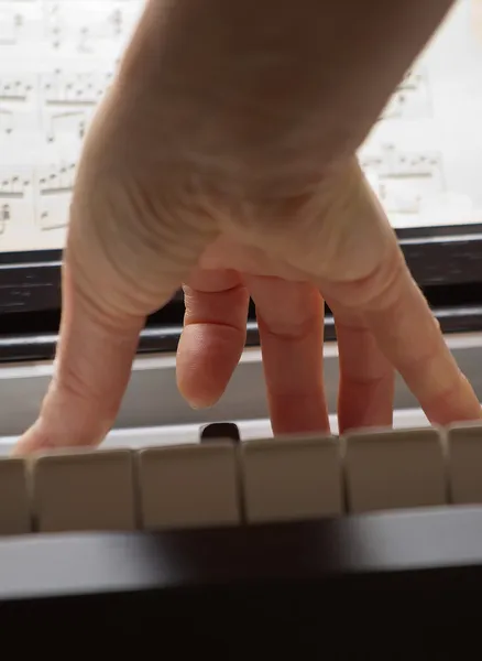 Tocando piano — Fotografia de Stock