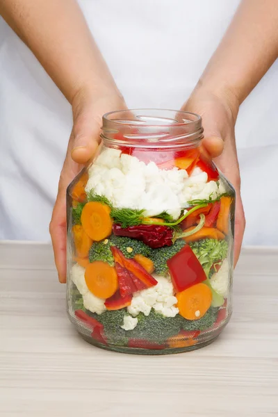 Pickling cauliflower with beetroot. — Stock Photo, Image