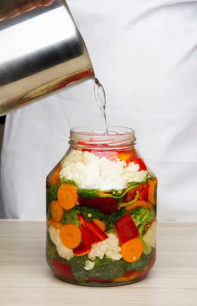 Coliflor en vinagre con remolacha . — Foto de Stock