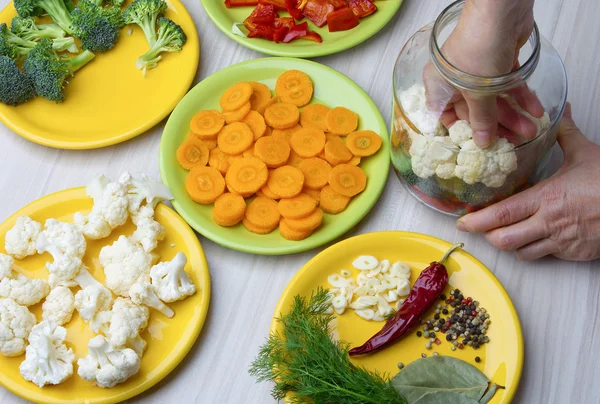 Pickling cauliflower with beetroot. — Stock Photo, Image