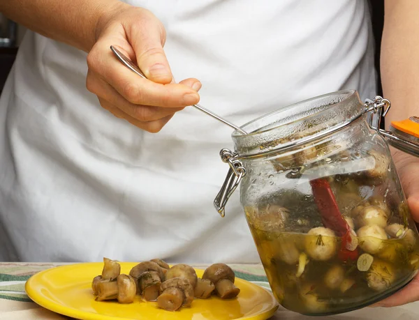 Προετοιμασία του μαριναρισμένα mushrooms.home στην κουζίνα. — Φωτογραφία Αρχείου