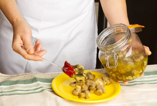 Προετοιμασία του μαριναρισμένα mushrooms.home στην κουζίνα. — Φωτογραφία Αρχείου