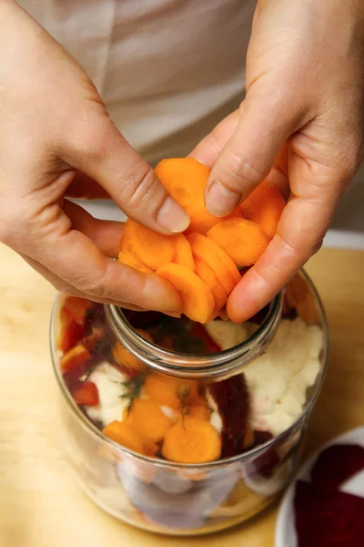 Pickling cauliflower with beetroot. — Stock Photo, Image