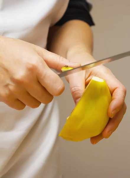 Preparazione di mele cotogne con miele e noci — Foto Stock