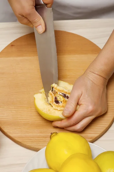 Ballı ve fındıklı ayva hazırlığı