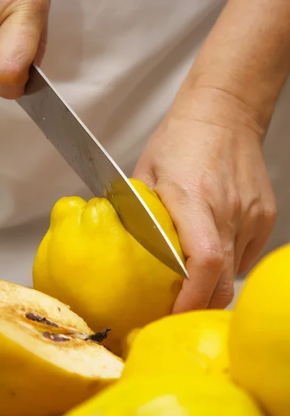 Preparación de membrillo con miel y frutos secos —  Fotos de Stock