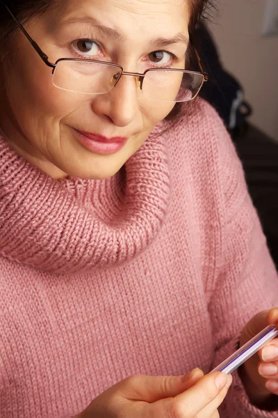 Mujer con termómetro — Foto de Stock