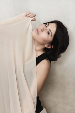 kadın parlak bir gülümseme ile