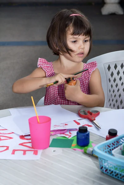 Girl draws paints — Stock Photo, Image