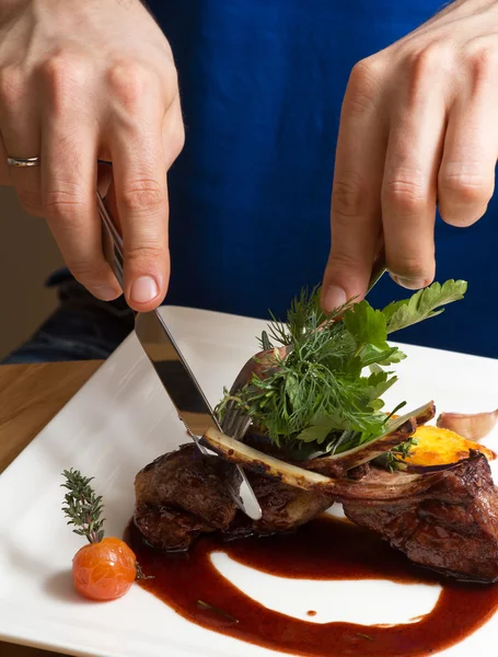 Rostade lammkotletter med grönsaker — Stockfoto