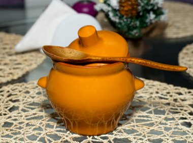 tahta kaşık ile seramik tencere