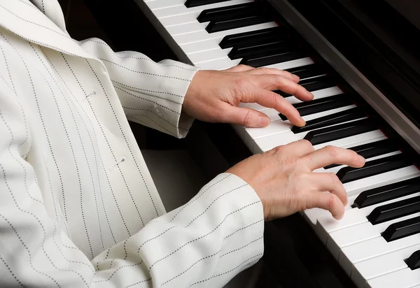 Mãos e piano . — Fotografia de Stock