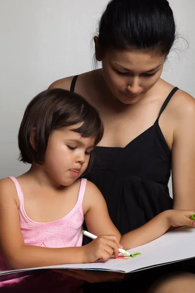 Mooie moeder met haar dochter tekening — Stockfoto