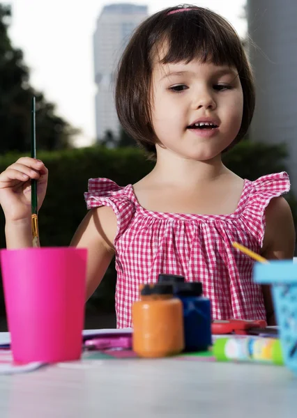 Menina desenha pinturas — Fotografia de Stock