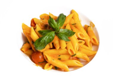 domates soslu ve otlu makarna