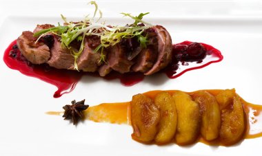 Kızılcık soslu ızgara et