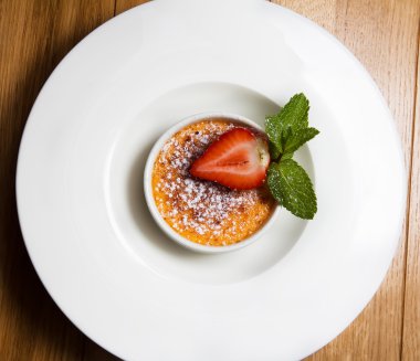 Creme brulee çilek ile