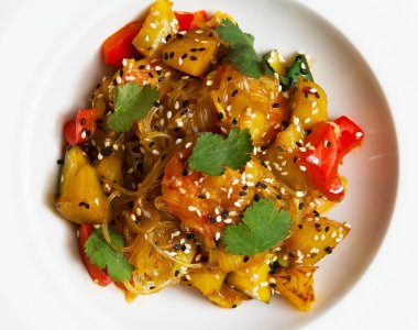 salata sebze, pirinç noodle ve susam