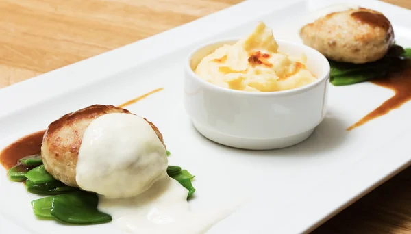 Burgers with mashed potatoes — Stock Photo, Image