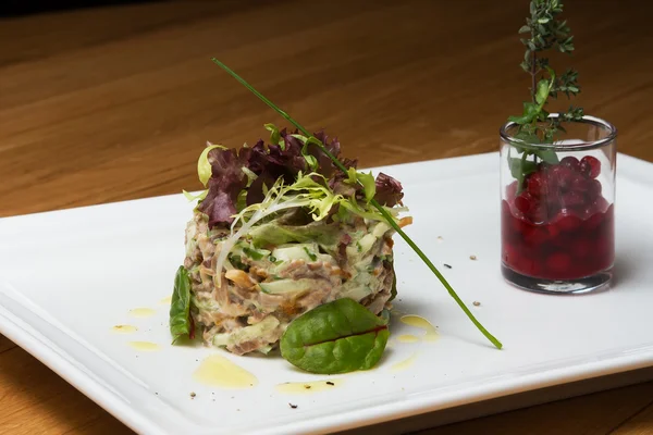 Fischtartar mit Preiselbeersoße — Stockfoto