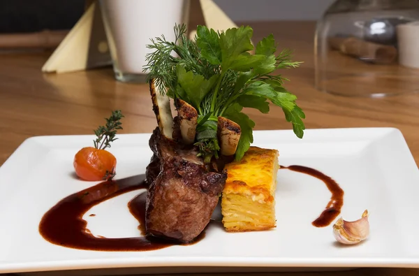 Cordero asado Chuletas con verduras —  Fotos de Stock