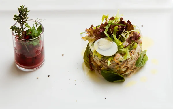 Tartar de pescado con salsa de arándanos —  Fotos de Stock