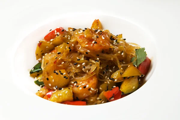 Ensalada con verduras, fideos de arroz y semillas de sésamo —  Fotos de Stock